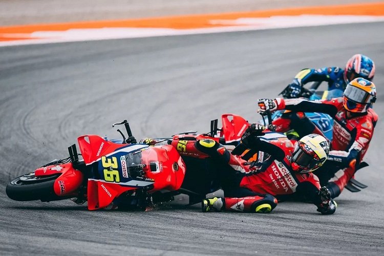 NGA XE MOTOGP CRASH 3